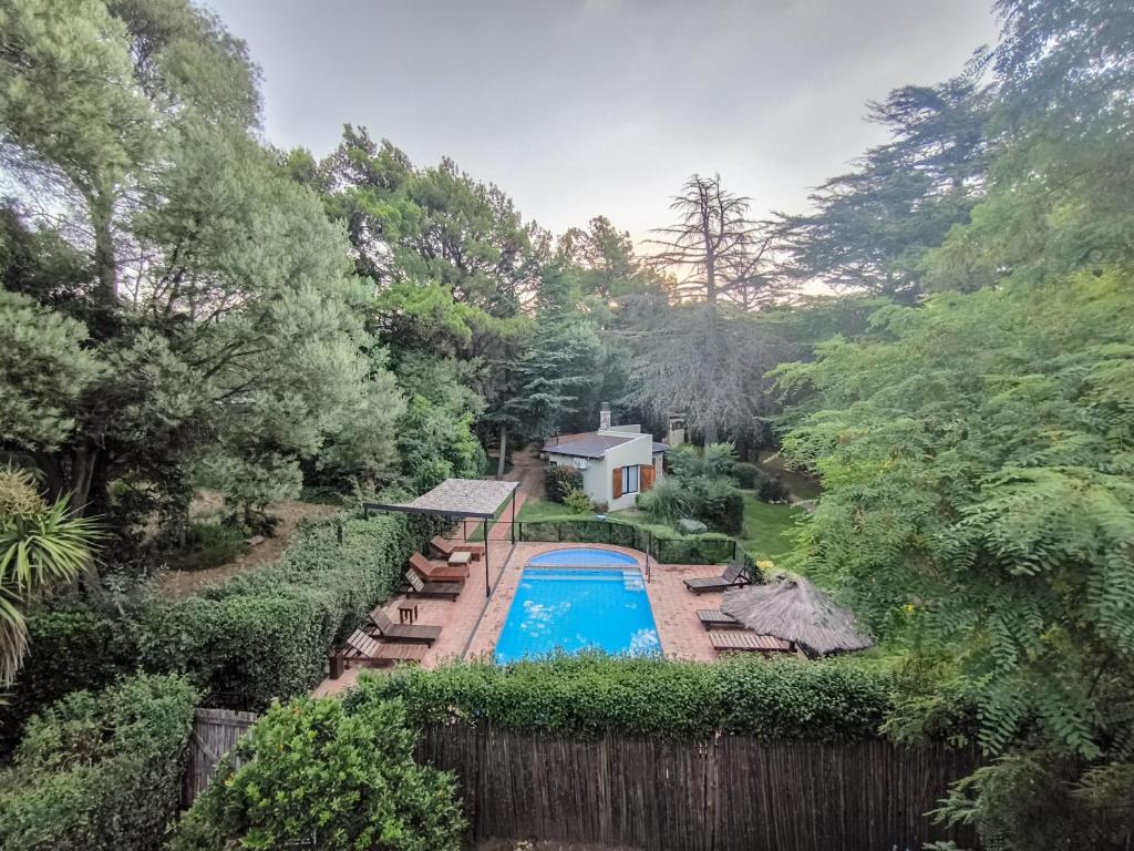 an overhead view of a swimming pool in a yard at Cabañas La Morera in Villa Ventana