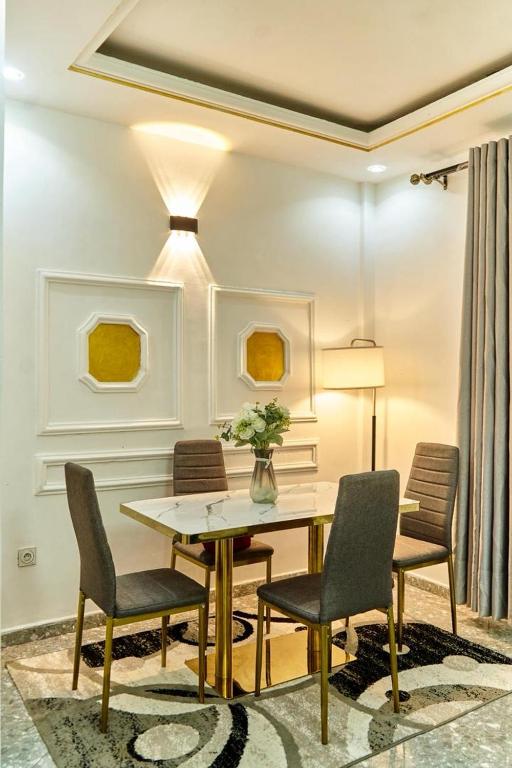 una sala da pranzo con tavolo e sedie di Habitat&confort a Douala