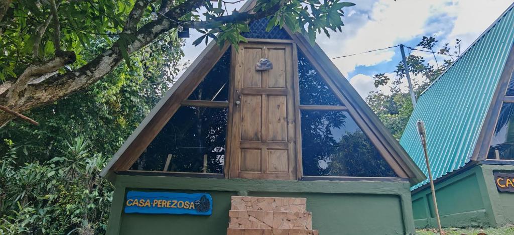 a window on the side of a house at Casa Perezosa in Parrita