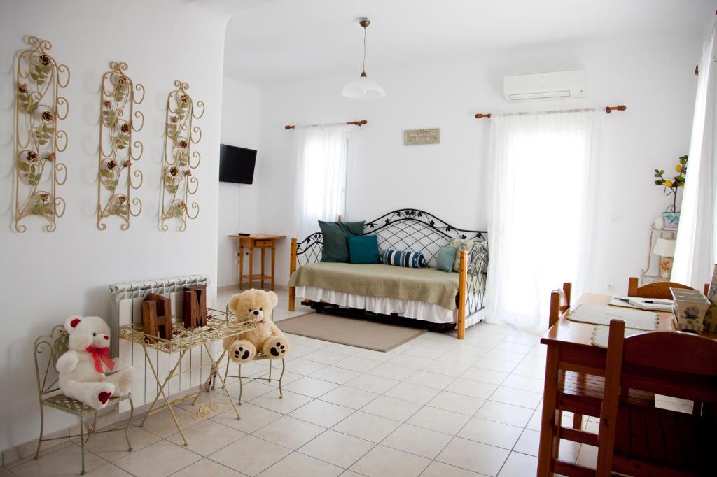 Postel nebo postele na pokoji v ubytování Eleni's Village Suites