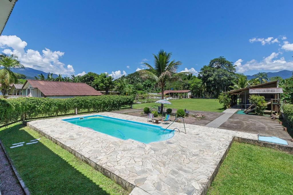 a swimming pool in the middle of a yard at Chácara Recanto do Sossego in Morretes