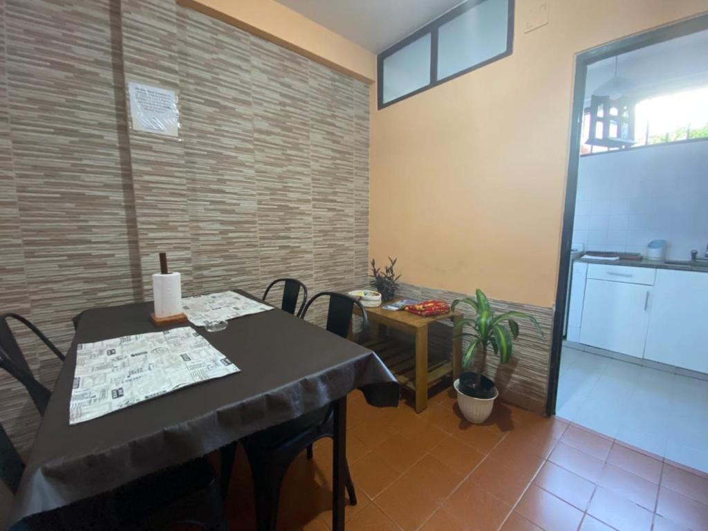 a dining room with a table and a kitchen at Departamento Gallino PB in Corrientes