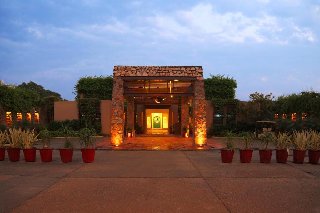 una entrada a un edificio con luces y plantas en Lemon Tree Hotel, Tarudhan Valley, Manesar, en Gurgaon