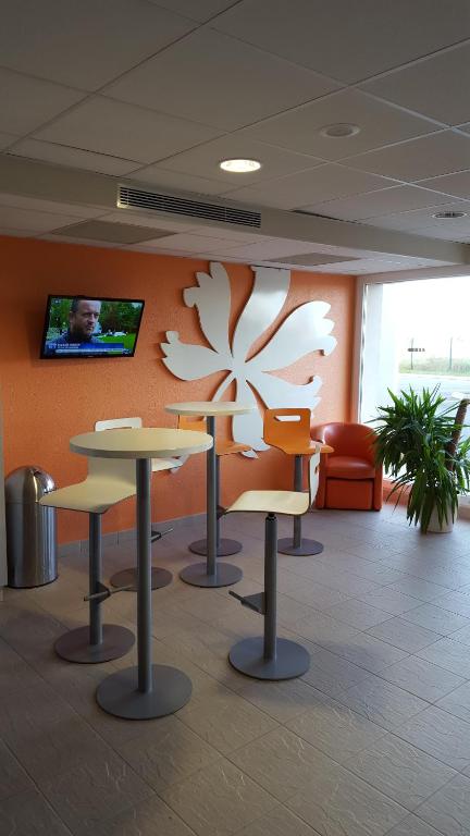 TV a/nebo společenská místnost v ubytování Premiere Classe Sens Nord- Saint Clément