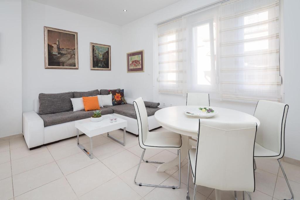 - un salon blanc avec un canapé et une table dans l'établissement Apartment Vuko, à Split
