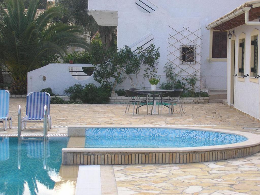 Bazén v ubytování Olympia Paxos Villas & Apartments nebo v jeho okolí