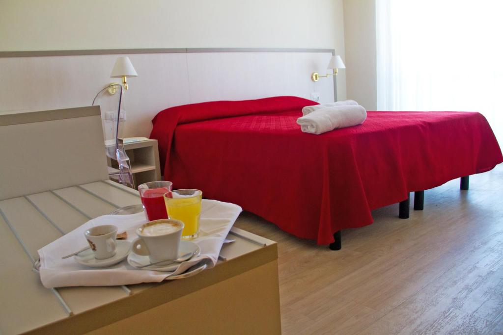 um quarto de hotel com uma cama com uma bandeja de comida em Hotel Giancarlo em San Benedetto del Tronto