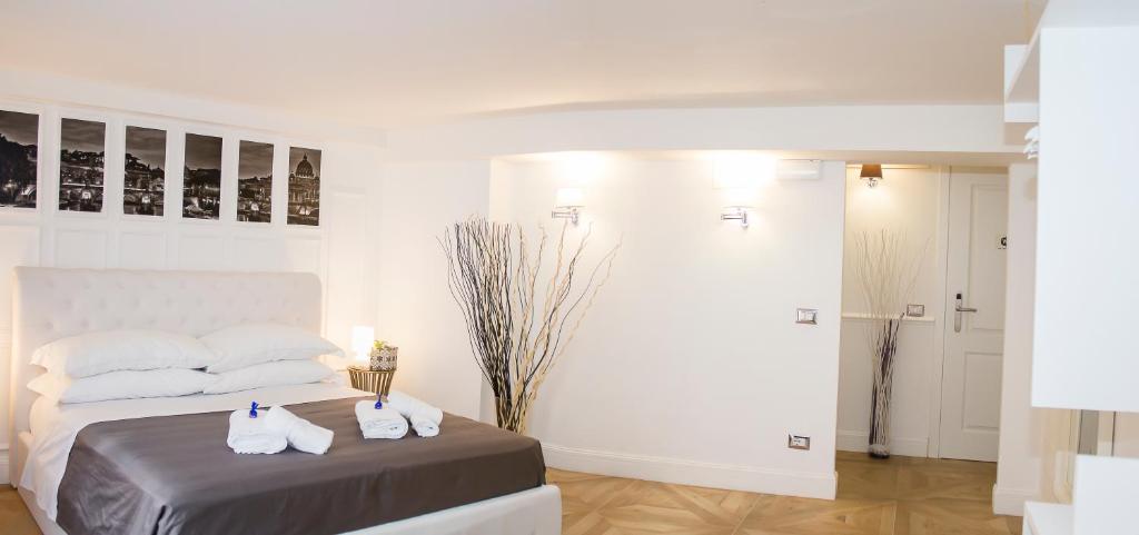A bed or beds in a room at Vatican Luxury Home