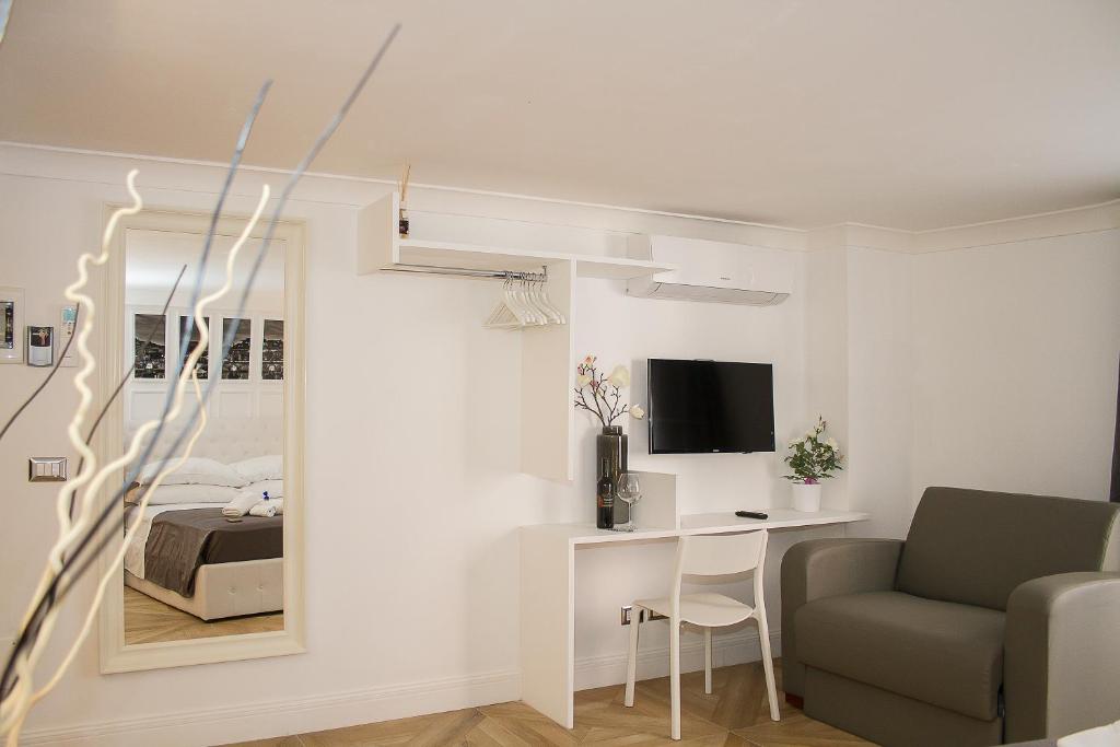 A television and/or entertainment centre at Vatican Luxury Home