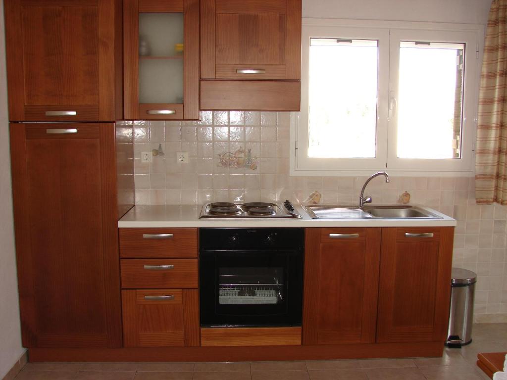Kuchyň nebo kuchyňský kout v ubytování Olympia Paxos Villas & Apartments