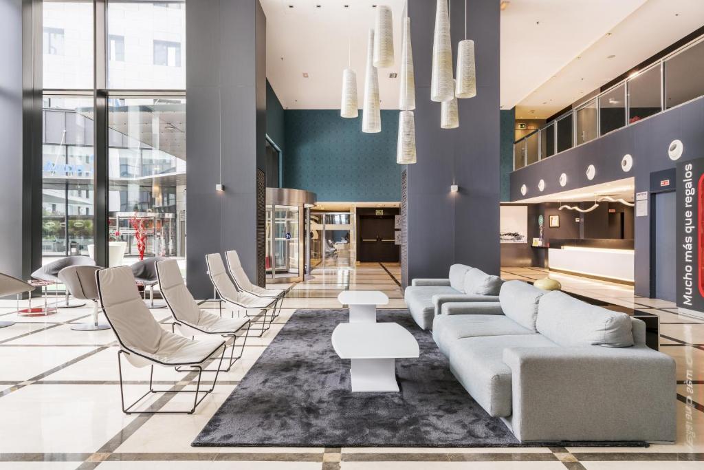 een lobby met banken en stoelen in een gebouw bij Ilunion Aqua 4 in Valencia