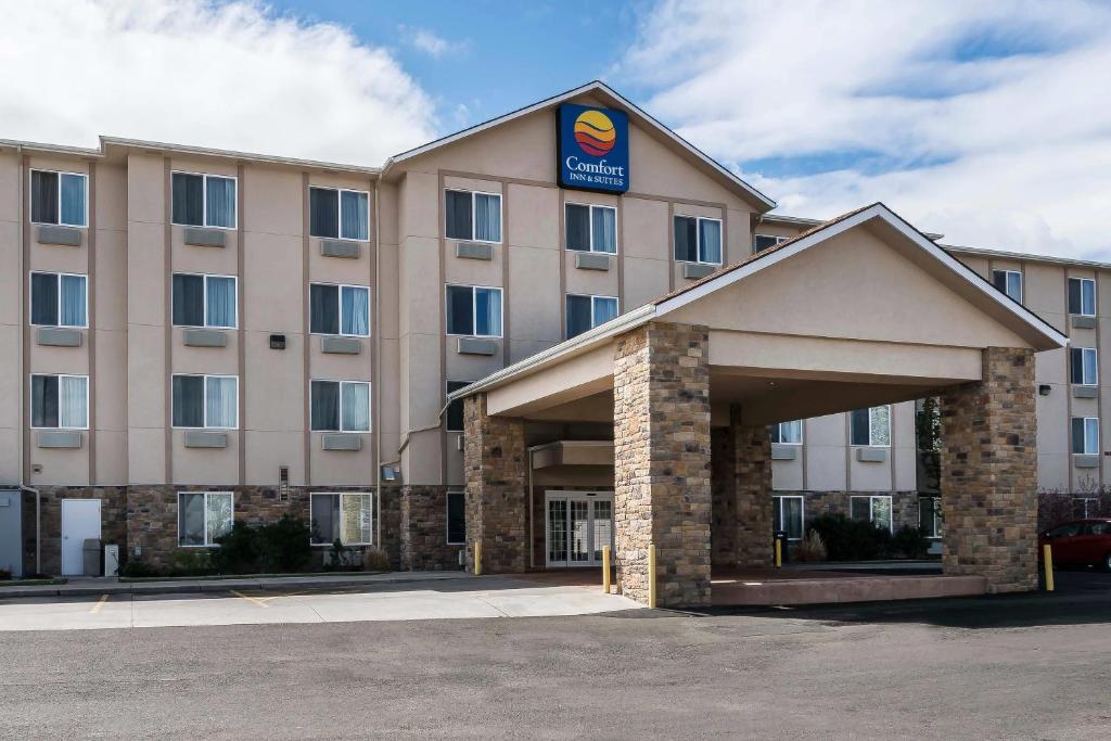 a hotel building with a sign on top of it at Comfort Inn & Suites Walla Walla in Walla Walla
