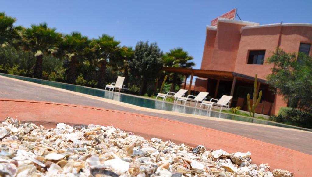 une pile de rochers devant une maison dans l'établissement Riad Hamdani, à Casablanca