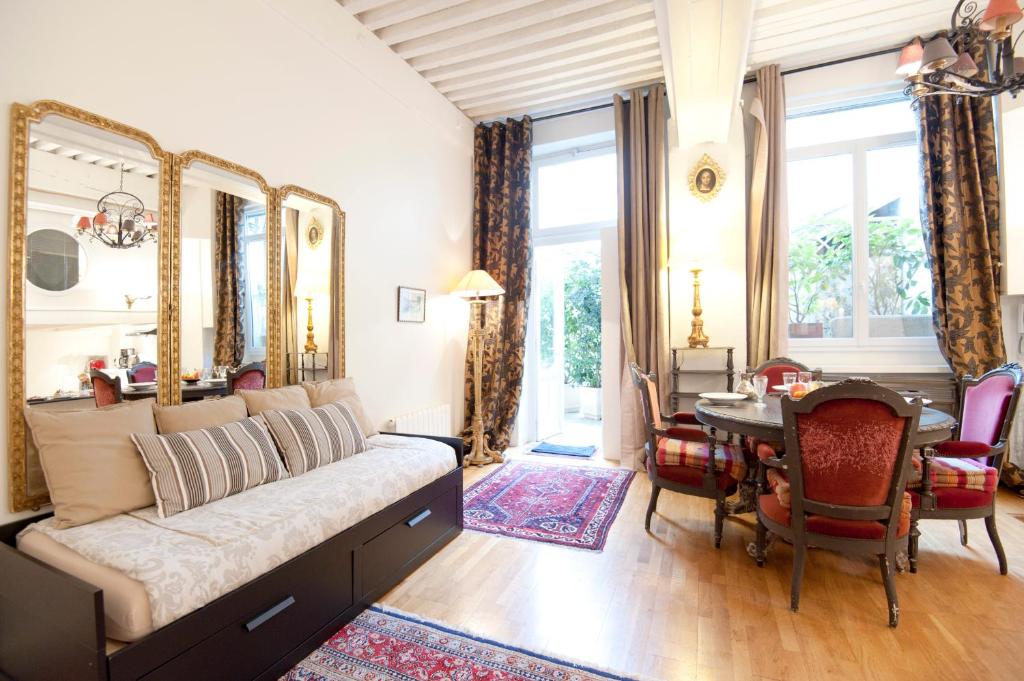 un salon avec un canapé et une table dans l'établissement MHL - Maison Hotel Lyon, à Lyon