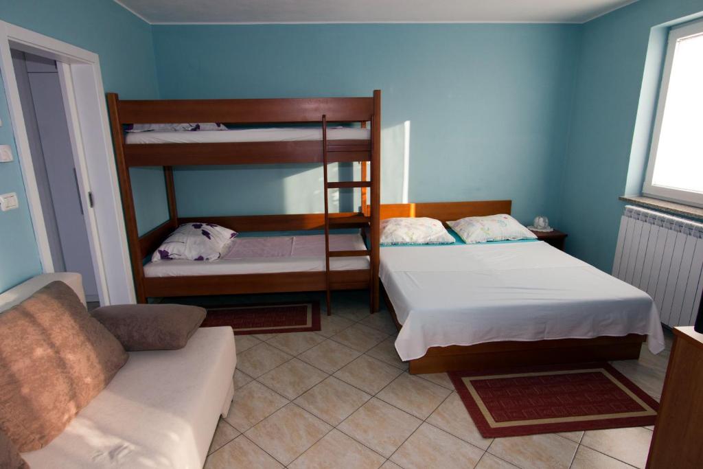 Postel nebo postele na pokoji v ubytování Tourist Farm Robivera