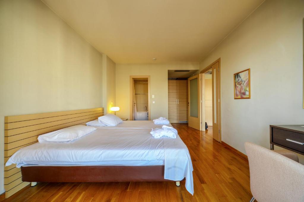Łóżko lub łóżka w pokoju w obiekcie Astoria Hotel Thessaloniki