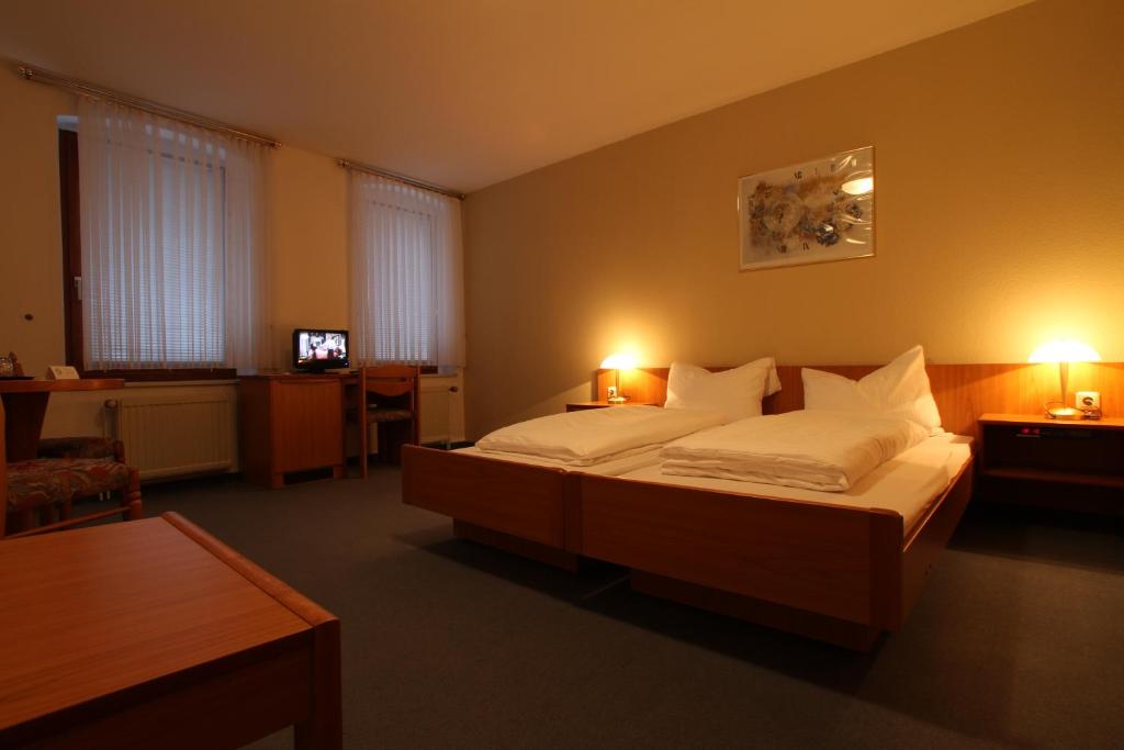 Postel nebo postele na pokoji v ubytování Hotel Weisse Taube