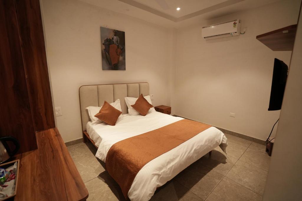 a bedroom with a large bed in a room at Hotel Highton in Hānsi