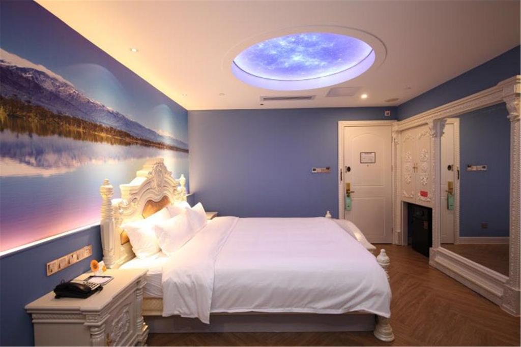 Postel nebo postele na pokoji v ubytování Nan Yang Royal Hotel