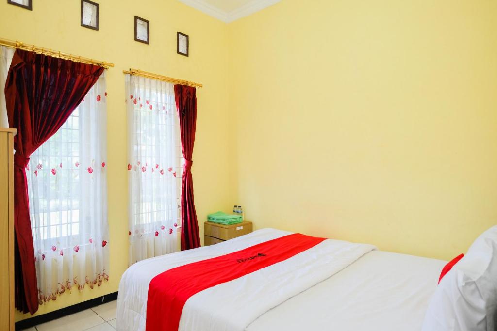 RedDoorz at Jestro Guest House Batu - Habitación Doble Estándar Con Baño Compartido