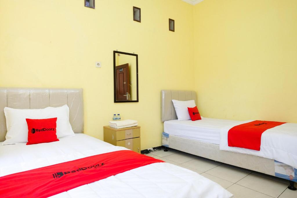 RedDoorz at Jestro Guest House Batu - Habitación Doble Estándar Con Baño Compartido