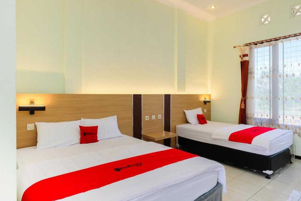 RedDoorz at Jestro Guest House Batu - ファミリールーム
