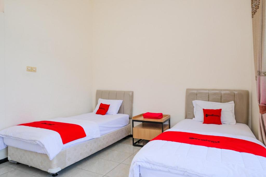 RedDoorz at Jestro Guest House Batu - デラックス ツインルーム
