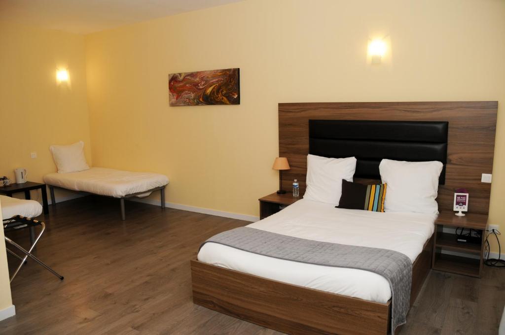 Tempat tidur dalam kamar di Hotel Morez