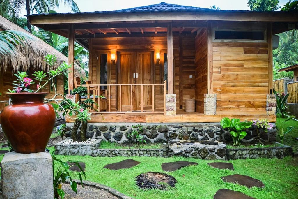 a resort building with a vase in front of it at Beda gaya ecolodge Rangsot 1 in Tanjung