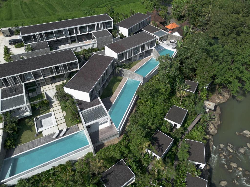 an overhead view of a bunch of buildings next to a river at Predmet Kabakaba Resort in Tumbak Bayuh