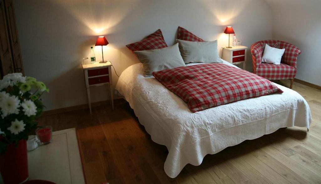VilléにあるLes Chambres du Beau Regardのベッドルーム1室(ベッド1台、テーブル2台、椅子2脚付)