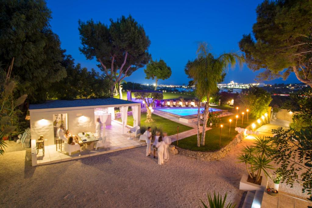 a group of people standing outside of a house at night at MIMAR ALTEA VILLA l in Altea