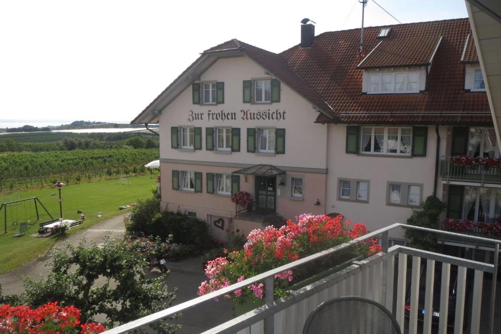 un gran edificio blanco con un cartel. en Gästehaus Frohe Aussicht, en Kressbronn am Bodensee