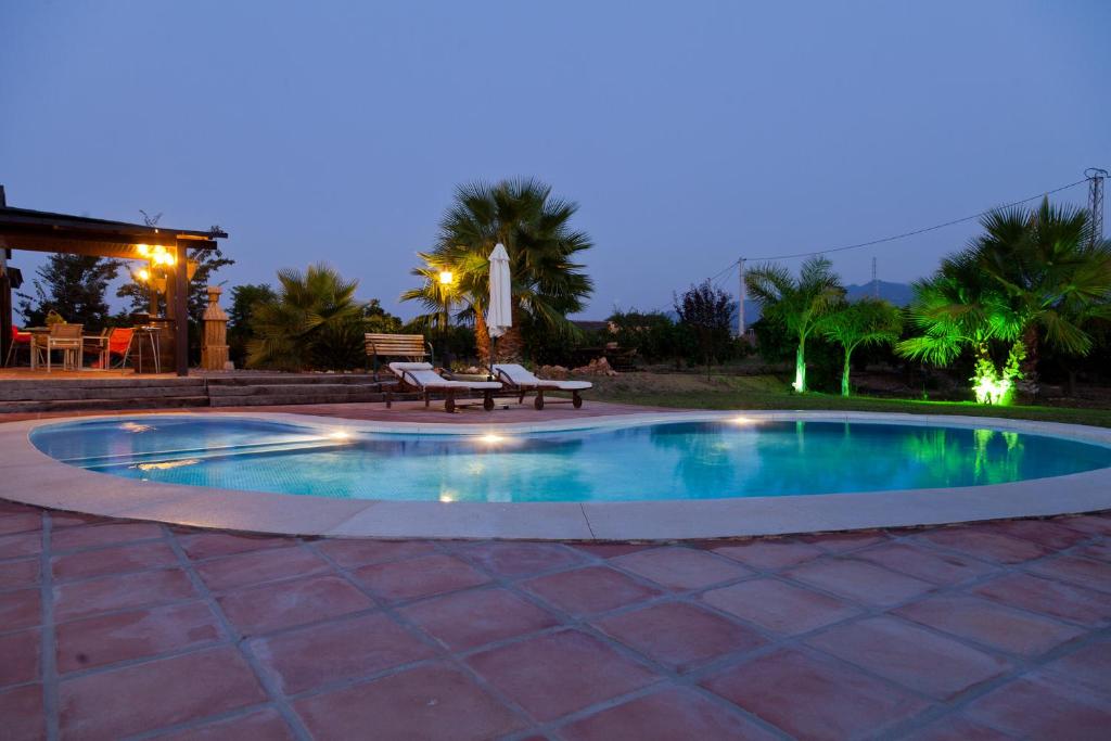 una piscina en medio de un patio en Finca Los Sueños, en Alhaurín el Grande
