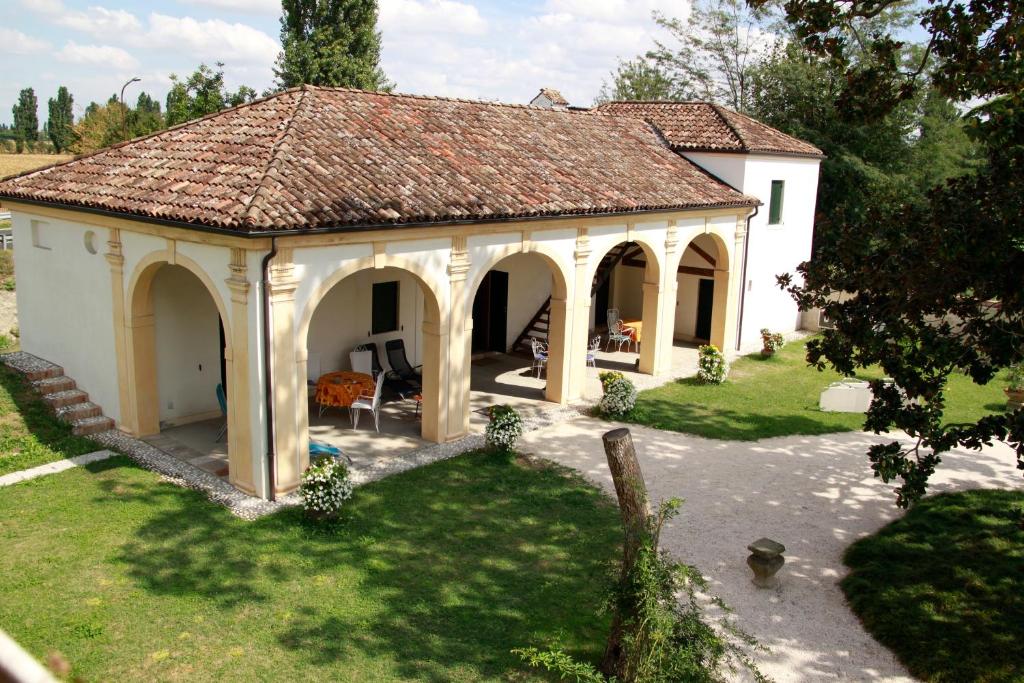 a gazebo in the yard of a house at Villa Pastori in Mira