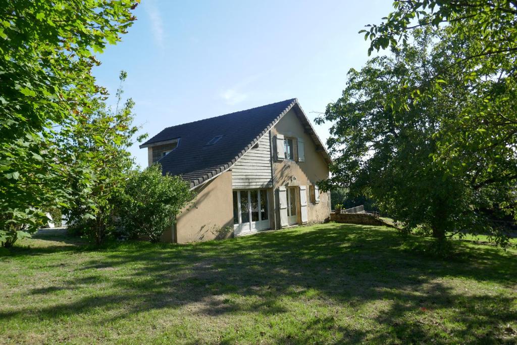 a house with a large yard in front of it at La Mondee in Badefols-dʼAns