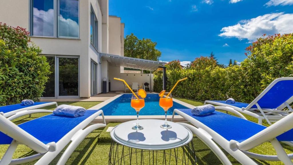 Sky & Sea Luxury Home with Whirpool&Sauna by Villas Guide