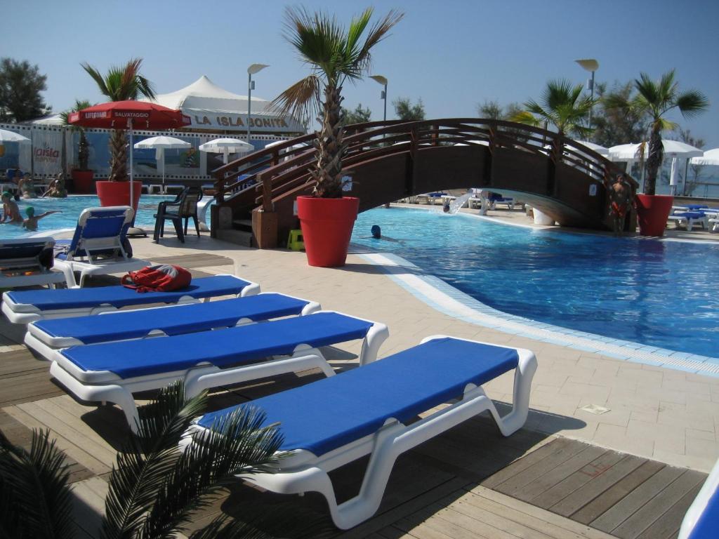 Bazén v ubytování La Isla Resort nebo v jeho okolí