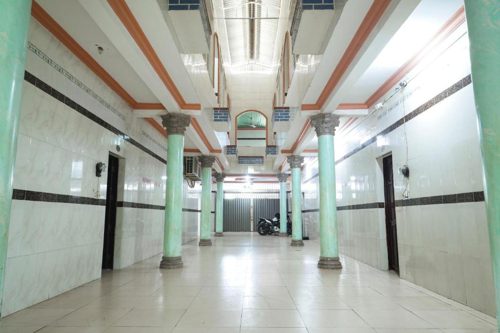 a hallway in a building with columns and a ceiling at Nhà Nghỉ Hiếu Thuận in Nhơn Trạch