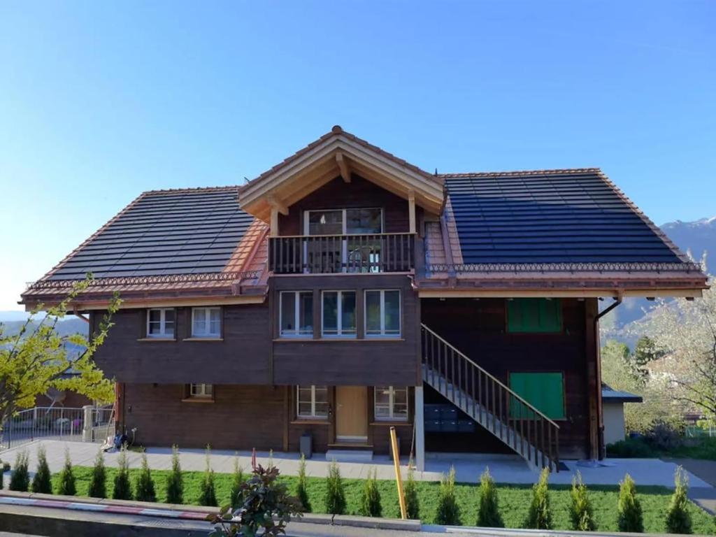 a house with solar panels on the roof at Apartment Bärgli in Krattigen in Krattigen