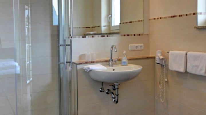 Koupelna v ubytování Garni Hotel Henn