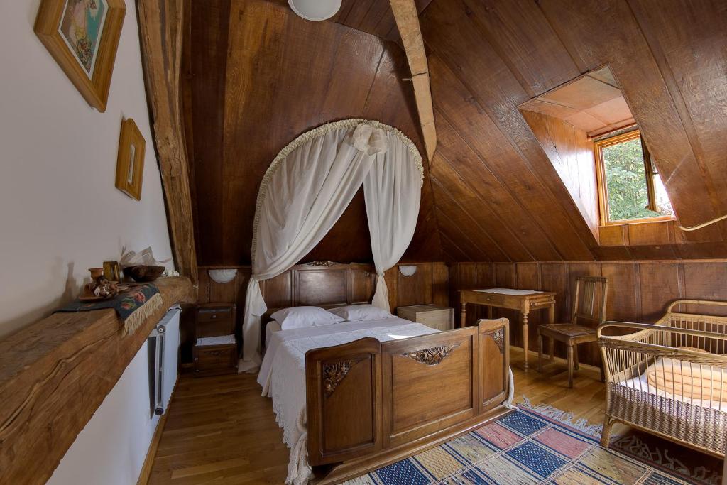 een slaapkamer met een bed en een houten plafond bij Chateau-Gaillard in Corbelin