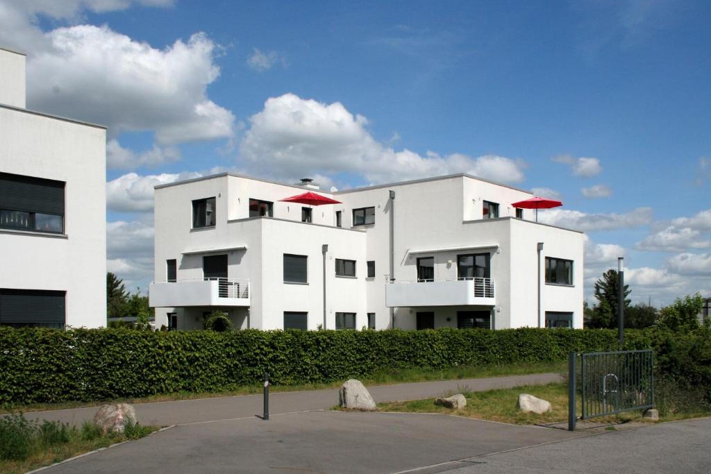 two white buildings sitting next to each other at Ferienwohnung Penthaus ILSE in Großräschen