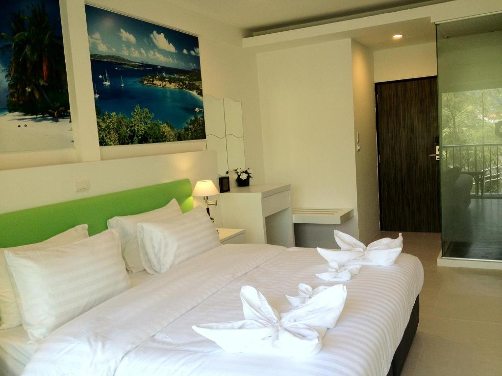 Postel nebo postele na pokoji v ubytování Armoni Patong Beach Hotel