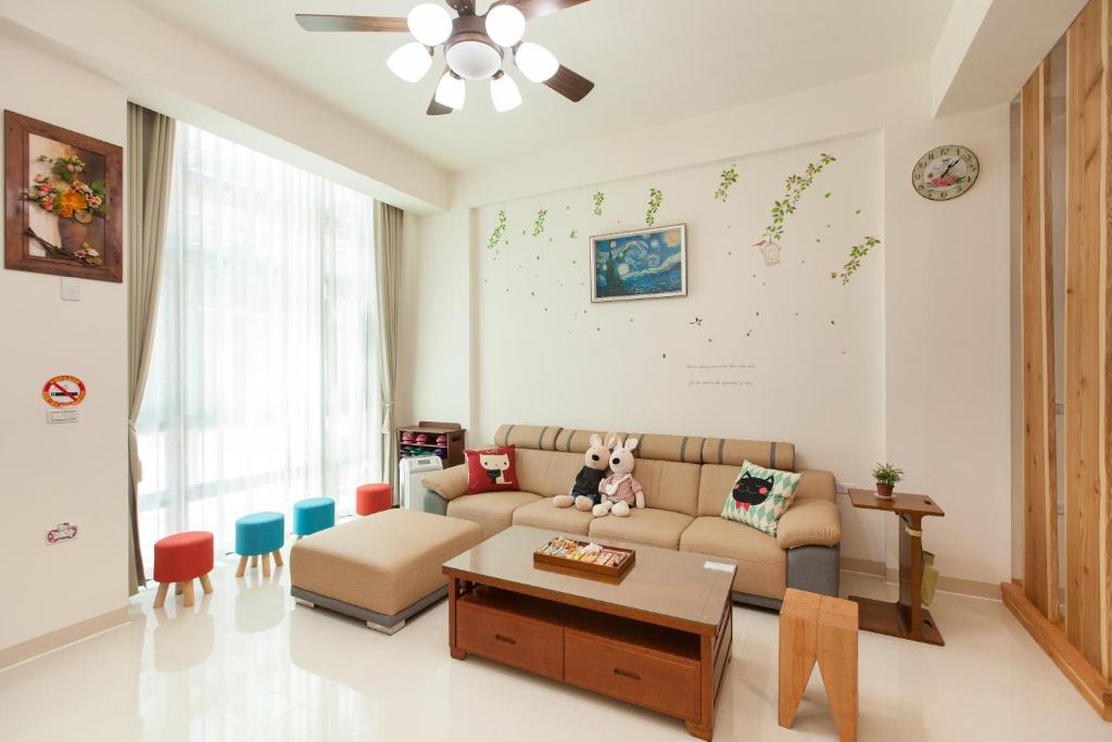 un soggiorno con divano e tavolo di Four Seasons Homestay a Dongshan