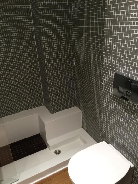 Kúpeľňa v ubytovaní Captains 2-Bedroom Suite in Athens Nea Smyrni