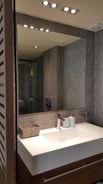 Kúpeľňa v ubytovaní Captains 2-Bedroom Suite in Athens Nea Smyrni