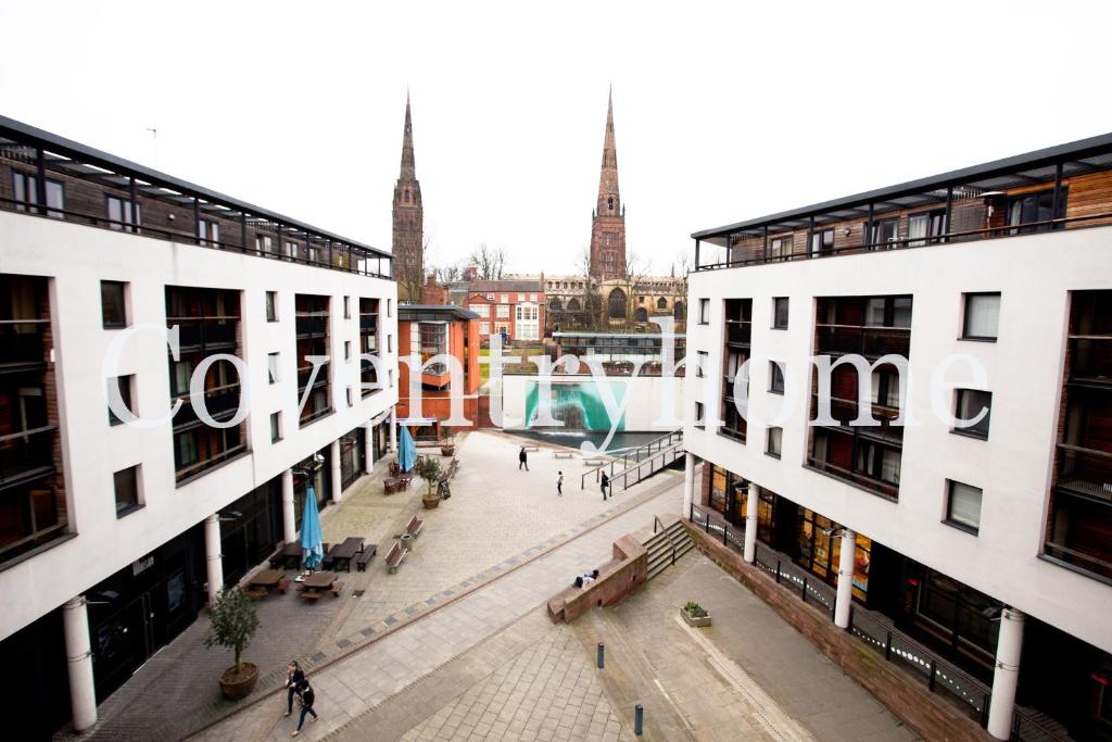 uma vista para uma rua numa cidade com edifícios em Coventry Home em Coventry