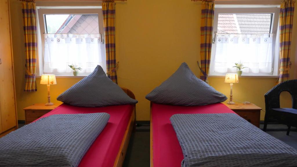Postel nebo postele na pokoji v ubytování Hotel zur Post