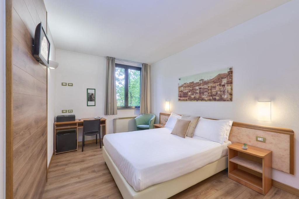 Hotel Tre Ville - Budget Single Room With French Bed